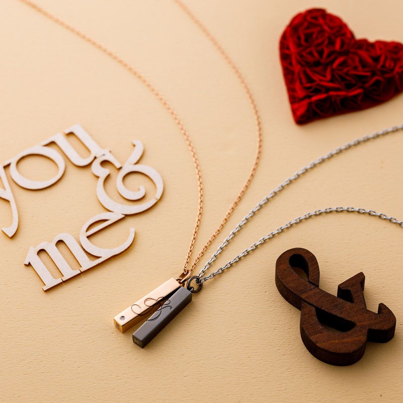 ペアネックレス 刻印可能 アレルギーフリー サージカルステンレス316L 角柱 プリズム「＆」ピンク＆ブラック 4SUP055GO＆4SUP055BK