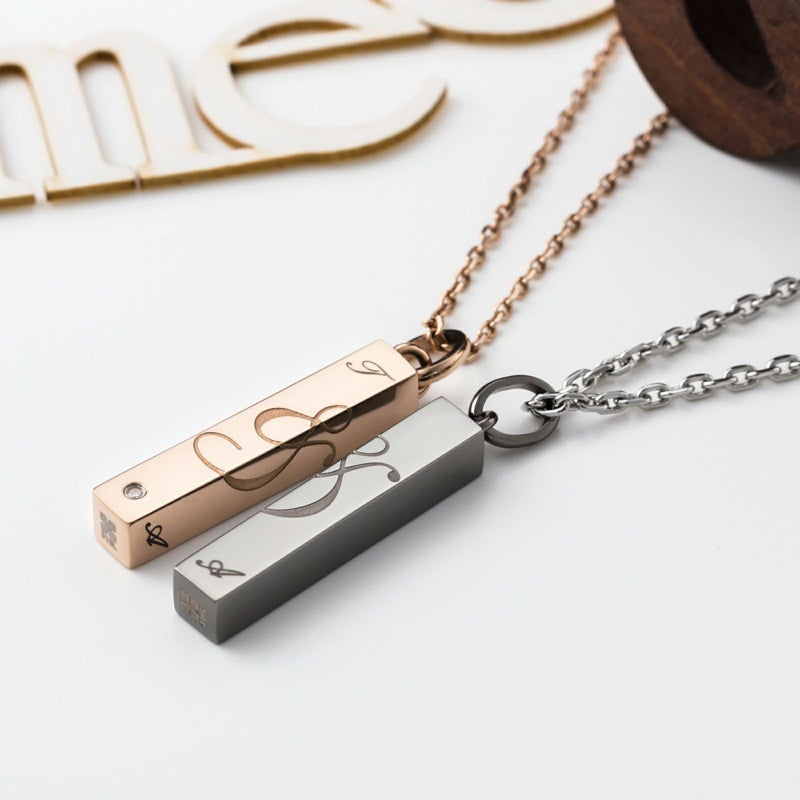 ペアネックレス 刻印可能 アレルギーフリー サージカルステンレス316L 角柱 プリズム「＆」ピンク＆ブラック 4SUP055GO＆4SUP055BK